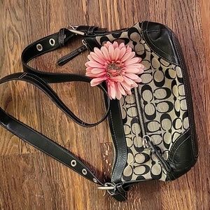 Coach classic signature medium shoulder bag